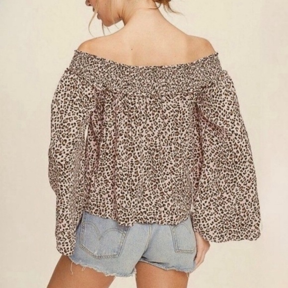 💕 FREE PEOPLE Movement Smocked Off the Shoulder Cheetah Print Blouse NEW small - Picture 1 of 2